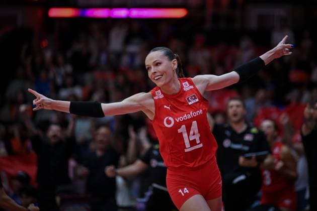 Turkiye v Slovenia - FIVB Women’s World Volleyball Championship BANGKOK, THAILAND - SEPTEMBER 01: Eda Erdem Dundar (14) of Turkiye celebrates after scoring a point during the FIVB Women’s World Volleyball Championship match between Turkiye and Slovenia at Huamark Indoor Stadium in Bangkok, Thailand, on September 01, 2025. Mustafa Hatipoglu Anadolu Banghok Thailand. Editorial use only. Please get in touch for any other usage.  Copyright: x2025xAnadoluxMustafaxHatipoglux