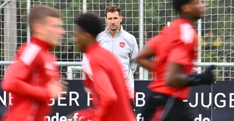 01.09.2025 - Fussball - 2. Fussball - Bundesliga - Saison 2025 2026 - 1. FC Nürnberg Nuernberg FCN ( Club ) - Training - Sportfoto Zink - xwoxzix - Miroslav Miro Klose ( Trainer 1. FC Nürnberg FCN ) beobachtet *** 01 09 2025 Soccer 2 Soccer Bundesliga Season 2025 2026 1 FC Nürnberg Nuernberg FCN Club Training Sportfoto Zink xwoxzix Miroslav Miro Klose Coach 1 FC Nürnberg FCN watching