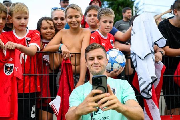 SOCCER - OEFB, training WINDISCHGARSTEN,AUSTRIA,01.SEP.25 - SOCCER - OEFB, Oesterreichischer Fussball-Bund, training. Image shows Christoph Baumgartner (AUT) with fans.  GEPAxpictures xDanielaxMoser