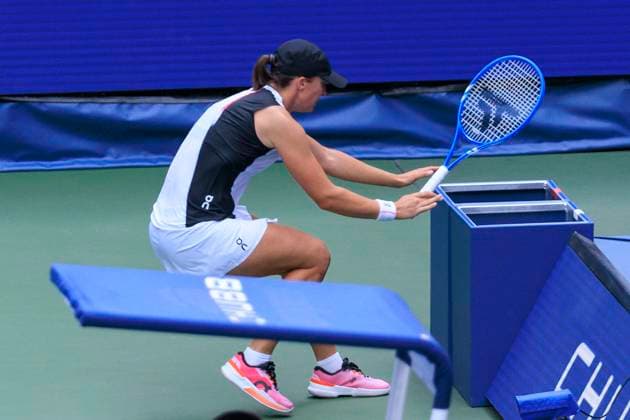 September 1, 2025, Flushing Meadows, New York, USA: Iga Swiatek runs into the towel holder during a match against Ekaterina Alexandrova on Day 9 of the 2025 US Open at USTA Billie Jean King National Tennis Center on Monday September 1, 2025 in the Flushing neighborhood of the Queens borough of New York City. JAVIER ROJAS PI Flushing Meadows USA - ZUMAp124 20250901_zaa_p124_047 Copyright: xJavierxRojasx