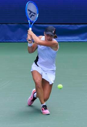 September 1, 2025, Flushing Meadows, New York, USA: IGA SWIATEK hits a double backhand return during a match against Alexandrova on Day 9 of the 2025 US Open at USTA Billie Jean King National Tennis Center. Swiatek won 6:3 6:1. Flushing Meadows USA - ZUMAp124 20250901_zaa_p124_046 Copyright: xJavierxRojasx