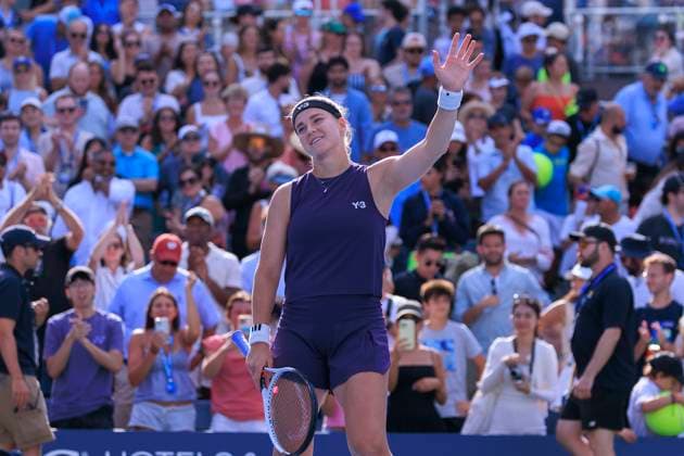 September 1, 2025, Flushing Meadows, New York, USA: Karolina Muchova acknowledges the cheering fans after winning her match against Marta Kostyuk on Day 9 of the 2025 US Open at USTA Billie Jean King National Tennis Center on Monday September 1, 2025 in the Flushing neighborhood of the Queens borough of New York City. JAVIER ROJAS PI Flushing Meadows USA - ZUMAp124 20250901_zaa_p124_088 Copyright: xJavierxRojasx
