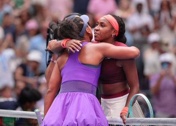 Coco Gauff gratuliert der Siegerin Naomi Osaka, US Open Championships 2023, USTA Billie Jean King National Tennis Center, Flushing Meadows, New York, USA . Copyright: xJuergenxHasenkopfx