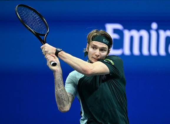Alexander Bublik of KAZ Vs Jannik Sinner of ITA, Jannik Sinner wins in straight sets 6-1 6-1 6-1 in the fourth round on Arthur Ashe Stadium on day 9 at the 2025 US Open Tennis Championship at the USTA Billie Jean King National Tennis Center in New York City on Monday, September 01, 2025.  NYP20250901349 LARRYxMARANO