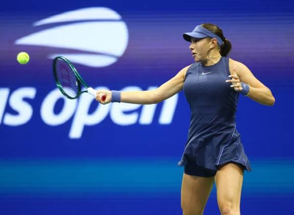 2025 US Open Tennis Championships, Day Nine, Billy Jean-King Tennis Centre, Flushing Meadows, New York, USA, 02 09 2025 Amanda Anisimova (USA) in action during her fourth round match against Beatriz Haddad Maia (BRA) in the 2025 US Open at Flushing Meadows New York Billy Jean King Tennis Centre, Flushing Meadows New York USA Copyright: xMarkxGreenwoodx