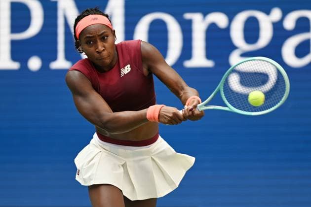 (250902) -- NEW YORK, Sept. 2, 2025 -- Coco Gauff of the United States hits a return during the women s singles fourth round match against Osaka Naomi of Japan at the 2025 US Open tennis championships in New York, the United States, Sept. 1, 2025. ) (SP)U.S.-NEW YORK-TENNIS-US OPEN-WOMEN S SINGLES-OSAKA VS GAUFF LixRui 