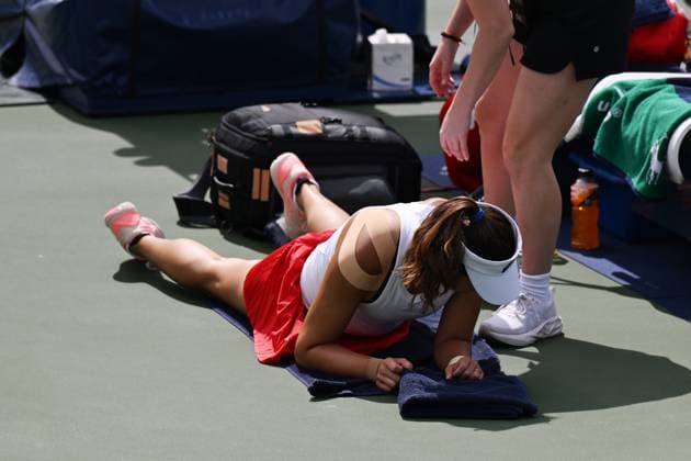 (250902) -- NEW YORK, Sept. 2, 2025 -- Yang Zhaoxuan gets medical treatment during the women s doubles third round match between Xu Yifan Yang Zhaoxuan of China and Timea Babos of Hungary Luisa Stefani of Brazil at the 2025 US Open tennis championships in New York, the United States, Sept. 1, 2025. ) (SP)U.S.-NEW YORK-TENNIS-US OPEN-WOMEN S DOUBLES-THIRD ROUND LixRui 
