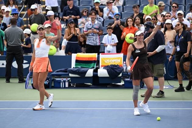 (250902) -- NEW YORK, Sept. 2, 2025 -- Timea Babos (front L) Luisa Stefani (front R) greet spectators after winning the women s doubles third round match between Xu Yifan Yang Zhaoxuan of China and Timea Babos of Hungary Luisa Stefani of Brazil at the 2025 US Open tennis championships in New York, the United States, Sept. 1, 2025. ) (SP)U.S.-NEW YORK-TENNIS-US OPEN-WOMEN S DOUBLES-THIRD ROUND LixRui 