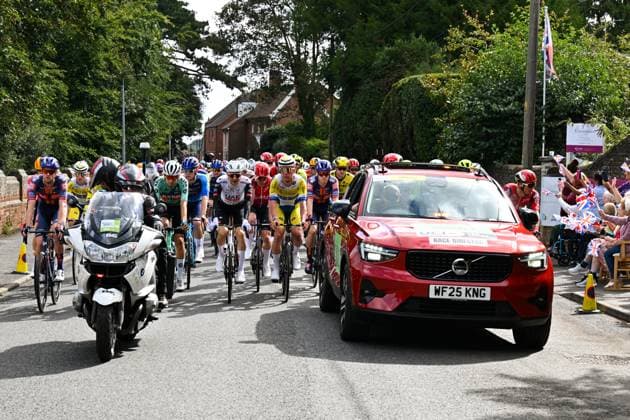 2025 Lloyds Tour of Britain Picture by Bruce Rollinson SWpix.com - 02 06 2025 - Cycling - 2025 Lloyds Tour of Britain - Stage 1: Woodbridge to Southwold - The roll out Copyright: x xSWpix.comx(t axPhotographyxHubxLtd)xBrucexRollinson SWpix.comx SWP-3069-2093