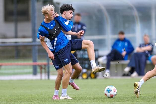 02.09.2025, Fußball, Training Karlsruher SC, 2. Fußball Bundesliga, Trainingsplatz am BBBank Wildpark Stadion Karlsruhe, Saison 2025 2026: Leon Opitz (KSC 17) im Zweikampf gegen Firat Alpsoy (Karlsruher SC, 44) Baden-Württemberg Deutschland
