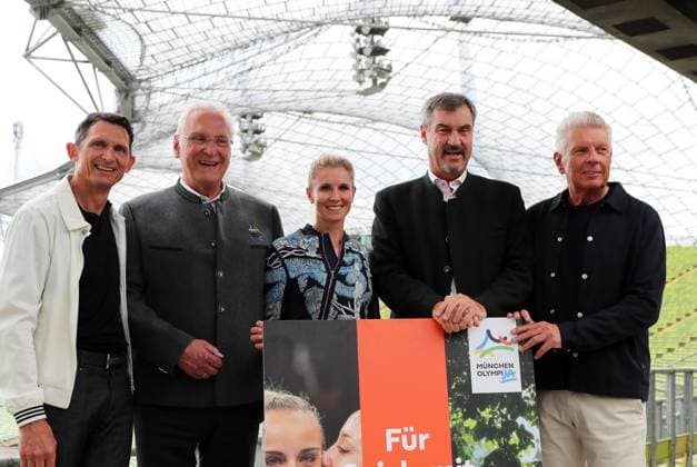 Pressekonferenz zum Stand der Olympia-Bewerbung der Stadt München, Olympiastadion München Hier im Bild Michael Teuber mit Joachim Herrmann, Bayerns Sportminister, Innenminister, Jessica von Bredow-Werndl, Dr. Markus Söder, Bayerns Ministerpräsident und Dieter Reiter, Oberbürgermeister Stadt München (v.l.n.r.) auf einer Pressekonferenz zum Stand der Olympia Bewerbug der Landeshauptstadt München, Olympiade *** Press conference on the status of the Olympic bid of the City of Munich, Olympic Stadium Munich Here in the picture Michael Teuber with Joachim Herrmann, Bavarian Minister of Sports, Minister of the Interior, Jessica von Bredow Werndl, Dr. Markus Söder, Bavarian Prime Minister and Dieter Reiter, Lord Mayor of the City of Munich from left to right at a press conference on the status of the Olympic bid of the City of Munich, Olympiad