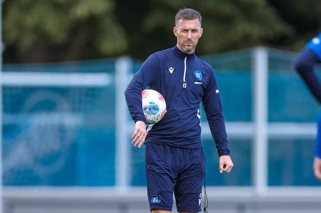 02.09.2025, Fußball, Training Karlsruher SC, 2. Fußball Bundesliga, Trainingsplatz am BBBank Wildpark Stadion Karlsruhe, Saison 2025 2026: Cheftrainer Christian Eichner (KSC hc) gestikulierend mit dem Ball unter dem Arm Baden-Württemberg Deutschland