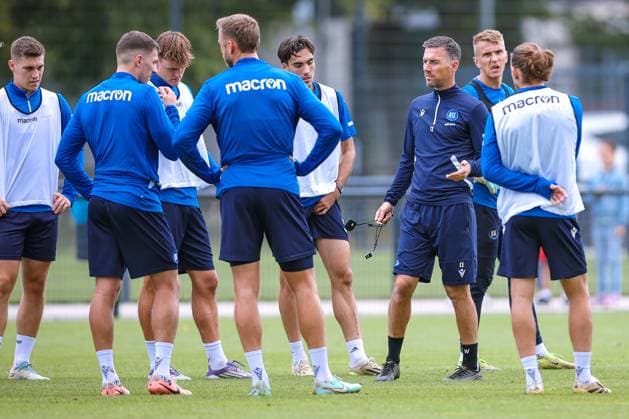 02.09.2025, Fußball, Training Karlsruher SC, 2. Fußball Bundesliga, Trainingsplatz am BBBank Wildpark Stadion Karlsruhe, Saison 2025 2026: Cheftrainer Christian Eichner (KSC hc) macht der Mannschaft eine Ansage Baden-Württemberg Deutschland