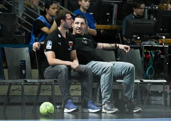 31.08.2025, xlakx, Handball Daikin HBL, Fuechse Berlin - Bergischer HC v.l. Jaron Siewert (Fuechse Berlin Trainer), Stefan Kretzschmar (Fuechse Berlin Vorstand sitzen entspannt auf der Bank Berlin