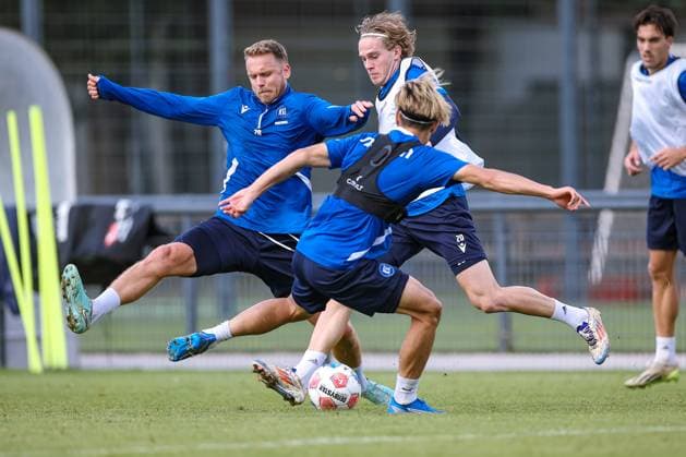 02.09.2025, Fußball, Training Karlsruher SC, 2. Fußball Bundesliga, Trainingsplatz am BBBank Wildpark Stadion Karlsruhe, Saison 2025 2026: Marcel Franke (KSC 28) im Zweikampf gegen David Herold (KSC 20) und Shio Fukuda (KSC 13) Baden-Württemberg Deutschland