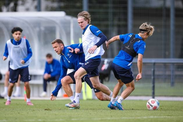 02.09.2025, Fußball, Training Karlsruher SC, 2. Fußball Bundesliga, Trainingsplatz am BBBank Wildpark Stadion Karlsruhe, Saison 2025 2026: Marcel Franke (KSC 28) im Zweikampf gegen David Herold (KSC 20) und Shio Fukuda (KSC 13) Baden-Württemberg Deutschland