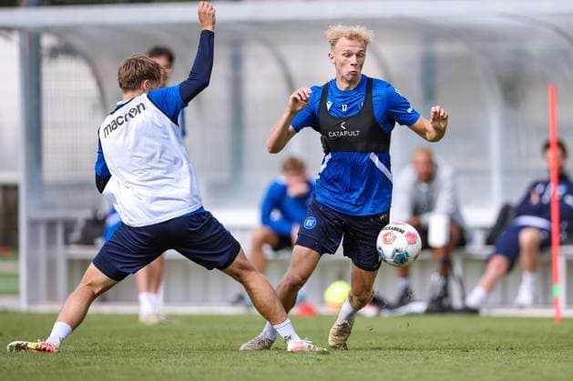 02.09.2025, Fußball, Training Karlsruher SC, 2. Fußball Bundesliga, Trainingsplatz am BBBank Wildpark Stadion Karlsruhe, Saison 2025 2026: Mateo Kritzer (KSC 34) im Zweikampf gegen Leon Opitz (KSC 17) Baden-Württemberg Deutschland