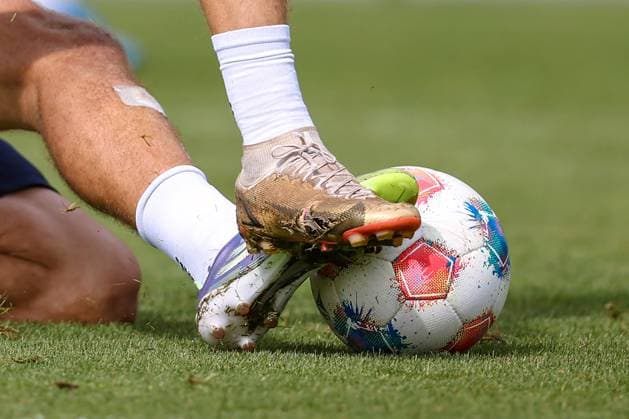 02.09.2025, Fußball, Training Karlsruher SC, 2. Fußball Bundesliga, Trainingsplatz am BBBank Wildpark Stadion Karlsruhe, Saison 2025 2026: Zweikampf Symbolbild in Nahaufnahme Baden-Württemberg Deutschland