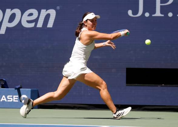 Jessica Pegula returns a ball to Barbora.Krejcikova Czechia before defeating her in straight sets in their quarterfinal match in Arthur Ashe Stadium on day 8 at the 2025 US Open Tennis Championship at the USTA Billie Jean King National Tennis Center in New York City on Tuesday, September 2, 2025.  NYP20250902108 JOHNxANGELILLO