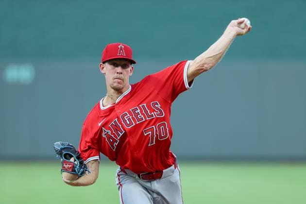 September 2, 2025: Los Angeles Angels starting pitcher Mitch Farris (70) warms up before the bottom of the first inning in his MLB, Baseball Herren, USA debut during the first inning of a baseball game against the Kansas City Royals at Kauffman Stadium in Kansas City, MO. CSM Kansas City United States of Americs - ZUMAc04_ 20250902_zma_c04_017 Copyright: xDavidxSmithx