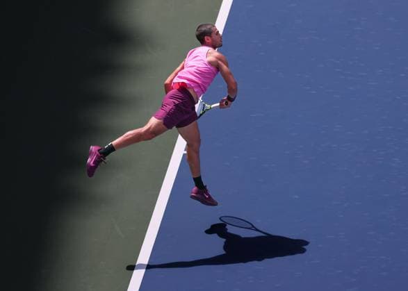 Carlos Alcaraz (ESP), von oben, US Open Championships 2023, USTA Billie Jean King National Tennis Center, Flushing Meadows, New York, USA . Copyright: xJuergenxHasenkopfx