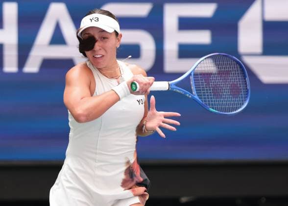 Jessica Pegula,kurios, Zopf im Gesicht, US Open Championships 2023, USTA Billie Jean King National Tennis Center, Flushing Meadows, New York, USA . Copyright: xJuergenxHasenkopfx