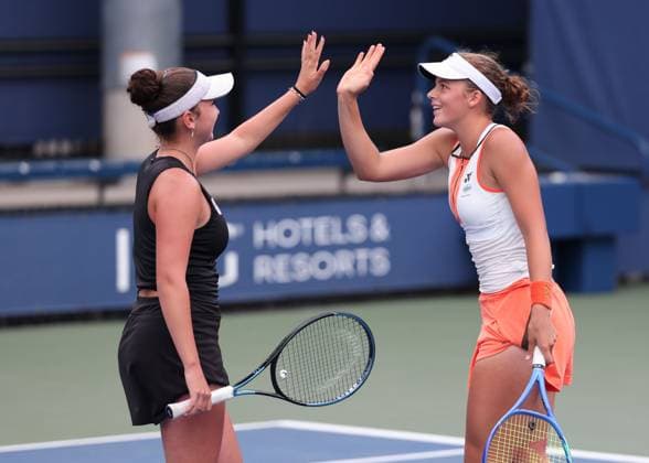 Sonja Zhenikhova (Schwarz) und Eva Bennemann (GER) jubeln nach dem Sieg,Jubel,Freude,Emotion, Maedchen Doppel, Girls Doubles, US Open Championships 2023, USTA Billie Jean King National Tennis Center, Flushing Meadows, New York, USA . Copyright: xJuergenxHasenkopfx