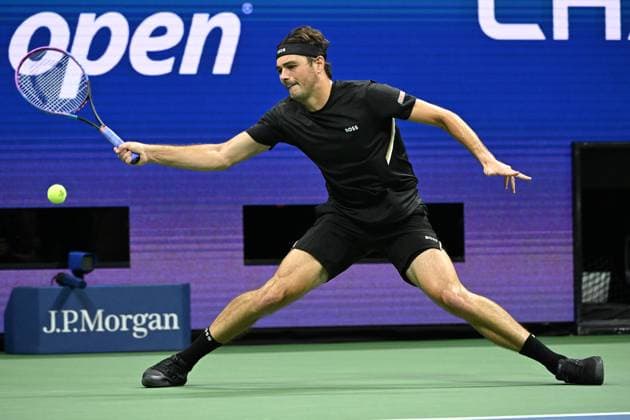 Taylor Fritz returns to Novak Djokovic of Serbia in the quarterfinals on Arthur Ashe Stadium on day 10 at the 2025 US Open Tennis Championship at the USTA Billie Jean King National Tennis Center in New York City on Tuesday, September 02, 2025.  NYP20250902307 LARRYxMARANO
