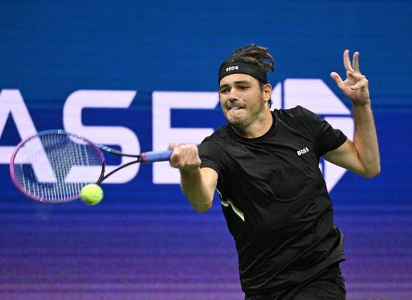 Taylor Fritz returns to Novak Djokovic of Serbia in the quarterfinals on Arthur Ashe Stadium on day 10 at the 2025 US Open Tennis Championship at the USTA Billie Jean King National Tennis Center in New York City on Tuesday, September 02, 2025.  NYP20250902308 LARRYxMARANO