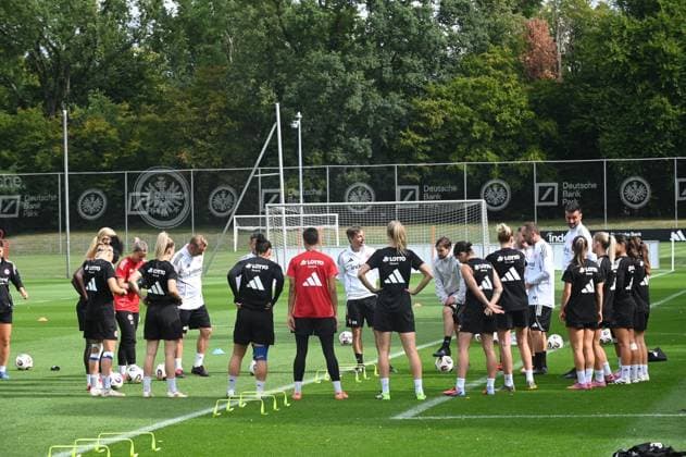 03.09.2025 xhpx Dreieich, Frankfurt am Main Frauen Eintracht Frankfurt Training Frauen Bundesliga Saison 2025 2026 Nikolaos Arnautis Trainer Eintracht Frankfurt Frauen Ansprache an die Spielerinnen