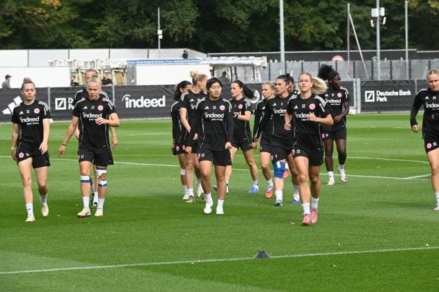 03.09.2025 xhpx Dreieich, Frankfurt am Main Frauen Eintracht Frankfurt Training Frauen Bundesliga Saison 2025 2026 Die Spielerinnen laufen sich warm