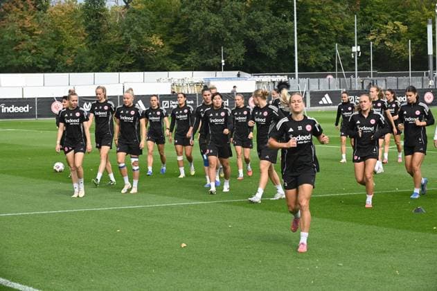 03.09.2025 xhpx Dreieich, Frankfurt am Main Frauen Eintracht Frankfurt Training Frauen Bundesliga Saison 2025 2026 Die Spielerinnen laufen sich warm vorne Nadine Riesen (22, Eintracht Frankfurt Frauen)
