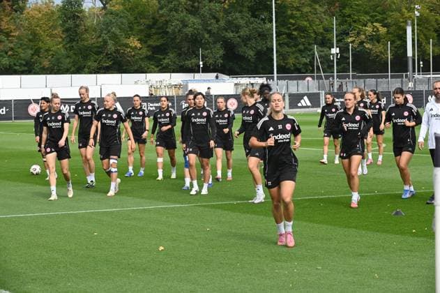 03.09.2025 xhpx Dreieich, Frankfurt am Main Frauen Eintracht Frankfurt Training Frauen Bundesliga Saison 2025 2026 Die Spielerinnen laufen sich warm vorne Nadine Riesen (22, Eintracht Frankfurt Frauen)