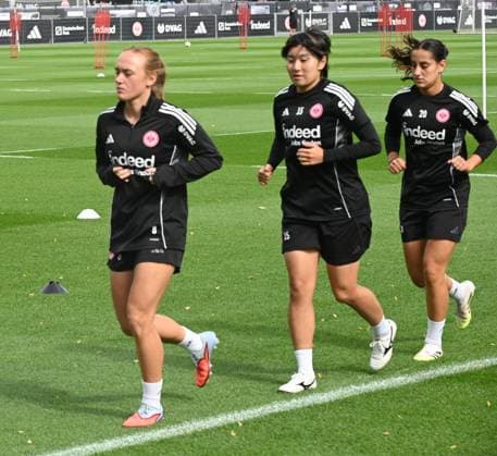 03.09.2025 xhpx Dreieich, Frankfurt am Main Frauen Eintracht Frankfurt Training Frauen Bundesliga Saison 2025 2026 Die Spielerinnen laufen sich warm Lisanne Gräwe (8, Eintracht Frankfurt Frauen), Remina Chiba (15, Eintracht Frankfurt Frauen), Ilayda Acikgöz (20, Eintracht Frankfurt Frauen)