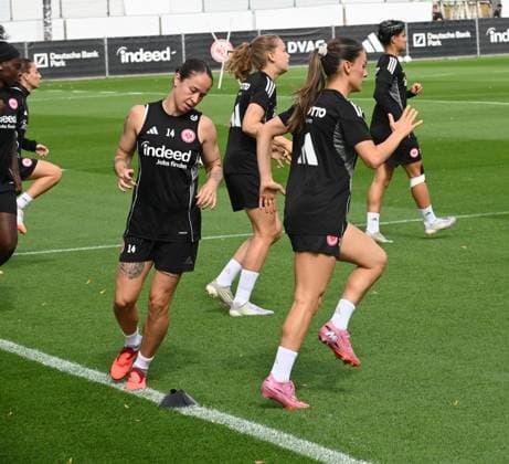 03.09.2025 xhpx Dreieich, Frankfurt am Main Frauen Eintracht Frankfurt Training Frauen Bundesliga Saison 2025 2026 Die Spielerinnen laufen sich warm u.a. Geraldine Reuteler (14, Eintracht Frankfurt Frauen)