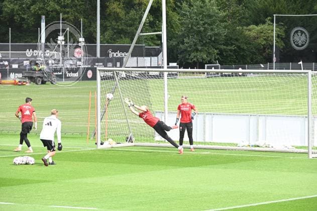 03.09.2025 xhpx Dreieich, Frankfurt am Main Frauen Eintracht Frankfurt Training Frauen Bundesliga Saison 2025 2026 Torwarttraining Torwart Janne Krumme (21, Eintracht Frankfurt Frauen), Torwart Lea Paulick (18, Eintracht Frankfurt Frauen)