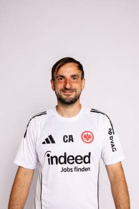 Niko Arnautis - Eintracht Frankfurt Frauen Porträttermin 2025 2026 1. BL Bundesliga Fußball Porträttermin, Headshot, Porträt, Vorstellung, Präsentation, Pressetermin 2025 2026 Studio Shooting Studioshooting