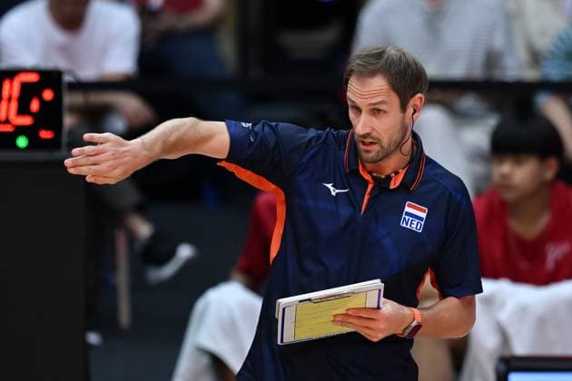 Netherlands v Japan - FIVB Women’s World Volleyball Championship BANGKOK, THAILAND - SEPTEMBER 3: Felix Koslowski, head coach of Netherlands gives tactics during the FIVB Women’s World Volleyball Championship quarter-final match between Netherlands and Japan at Huamark Indoor Stadium in Bangkok, Thailand, on September 3, 2025. Mustafa Hatipoglu Anadolu Bangkok Thailand. Editorial use only. Please get in touch for any other usage.  Copyright: x2025xAnadoluxMustafaxHatipoglux