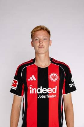 Hugo Larsson - Eintracht Frankfurt Porträttermin 2025 2026 1. BL Bundesliga Fußball Porträttermin, Headshot, Porträt, Vorstellung, Präsentation, Pressetermin 2025 2026 Studio Shooting Studioshooting
