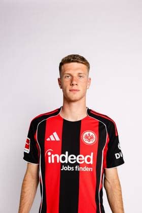 Elias Baum - Eintracht Frankfurt Porträttermin 2025 2026 1. BL Bundesliga Fußball Porträttermin, Headshot, Porträt, Vorstellung, Präsentation, Pressetermin 2025 2026 Studio Shooting Studioshooting