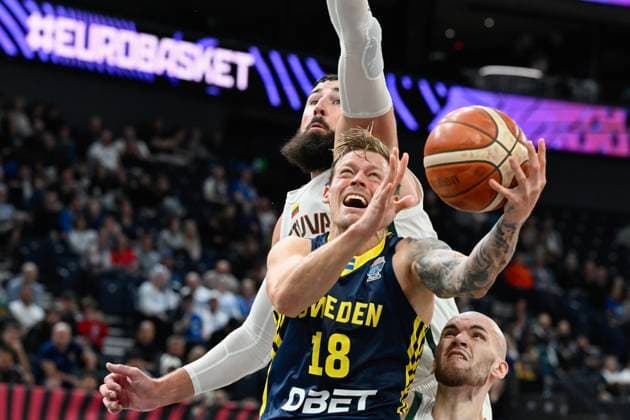 TAMMERFORS, FINLAND 20250903 Sveriges Viktor Gaddefors framför Litauens Jonas¯Valanciunas under matchen mellan Litauen och Sverige i basket-EM i Nokia Arena i Tammerfors, Finland. *** Bilden ingar i SPORTPAKET. För övriga BETALBILD *** TAMMERFORS FINLAND x10070x *** TAMMERFORS, FINLAND 20250903 Swedens Viktor Gaddefors in front of Lithuanias Jonas¯Valanciunas during the match between Lithuania and Sweden in the European Basketball Championship at the Nokia Arena in Tampere, Finland Picture in SPORTPAKET For others PAYPICTURE TAMMERFORS FINLAND x10070x  Copyright: xJessicaxGow TTx BASKET-EM LITAUEN-SVERIGE