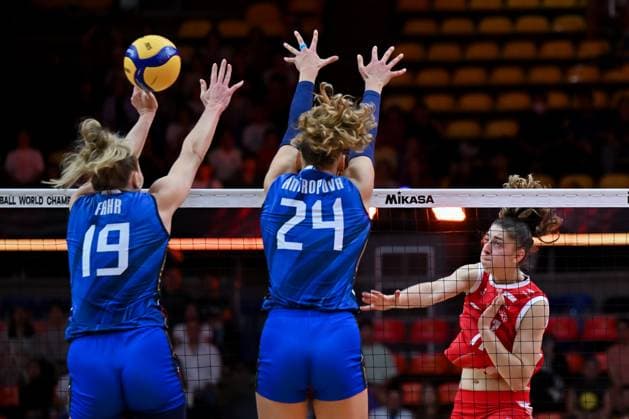 Italy v Poland - FIVB Women’s World Volleyball Championship BANGKOK, THAILAND - SEPTEMBER 03: Ekaterina Antropova (24) and Sarah Luisa Fahr (19) of Italy in action during the FIVB Women’s World Volleyball Championship quarter final match between Italy and Poland at Huamark Indoor Stadium in Bangkok, Thailand, on September 3, 2025. Mustafa Hatipoglu Anadolu Banghok Thailand. Editorial use only. Please get in touch for any other usage.  Copyright: x2025xAnadoluxMustafaxHatipoglux