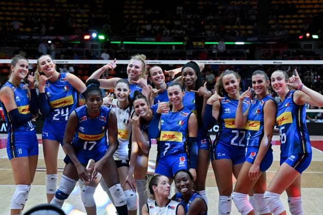 Italy v Poland - FIVB Women’s World Volleyball Championship BANGKOK, THAILAND - SEPTEMBER 03: Players of Italy pose for a celebratory photo after securing the victory at the end of the FIVB Women’s World Volleyball Championship quarter final match between Italy and Poland at Huamark Indoor Stadium in Bangkok, Thailand, on September 3, 2025. Mustafa Hatipoglu Anadolu Banghok Thailand. Editorial use only. Please get in touch for any other usage.  Copyright: x2025xAnadoluxMustafaxHatipoglux