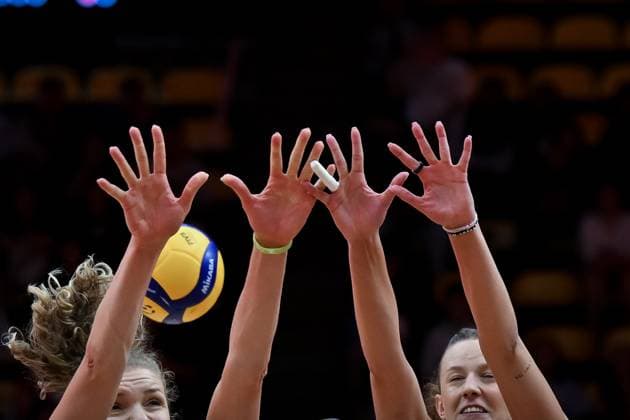 Italy v Poland - FIVB Women’s World Volleyball Championship BANGKOK, THAILAND - SEPTEMBER 03: Agnieszka Korneluk (L) of Poland in action during the FIVB Women’s World Volleyball Championship quarter final match between Italy and Poland at Huamark Indoor Stadium in Bangkok, Thailand, on September 3, 2025. Mustafa Hatipoglu Anadolu Banghok Thailand. Editorial use only. Please get in touch for any other usage.  Copyright: x2025xAnadoluxMustafaxHatipoglux