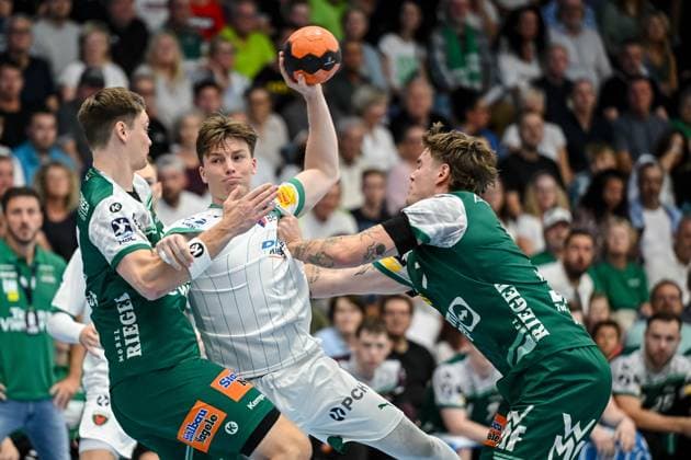 Goeppingen, Deutschland, 03.09.25: Oskar Sunnefeldt (FRISCH AUF! Goeppingen), Nils Lichtlein (Füchse Berlin) und Victor Kloeve (FRISCH AUF! Goeppingen) im Zweikampf waehrend des Daikin Handball Bundesliga Spiels zwischen FRISCH AUF! Goeppingen vs Füchse Berlin in der EWS Arena am 03. September 2025 in Goeppingen, Deutschland. (Foto von Harry Langer DeFodi Images) Goeppingen, Germany, 03.09.25: Oskar Sunnefeldt (FRISCH AUF! Goeppingen), Nils Lichtlein (Füchse Berlin) und Victor Kloeve (FRISCH AUF! Goeppingen) battle for the ball during the Daikin Handball Bundesliga match between FRISCH AUF! Goeppingen vs Füchse Berlin at EWS Arena on September 3, 2025 in Goeppingen, Germany. (Photo by Harry Langer DeFodi Images) (Photo by Harry Langer DeFodi Images)