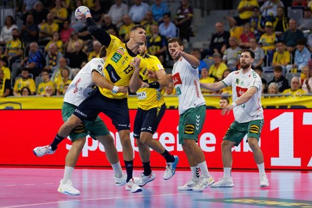 Sebastian Heymann (Rhein Neckar Loewen) im Zweikampf mit Tom Bergner (GWD Minden), Rhein Neckar Loewen vs GWD Minden, Handball, DAIKIN HBL, 2. Spieltag, Saison 2025 2026, 03.09.2025 DFB regulations prohibit any use of photographs as image sequences and or quasi-video. Rhein Neckar Loewen vs GWD Minden, Handball, DAIKIN HBL, 2. Spieltag, Saison 2025 2026, 03.09.2025 Copyright: xEibner-Pressefoto AlexanderxNeisx EP_ANS