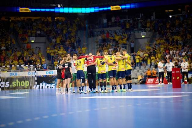 Spieler beider Teams versammeln sich in einem Kreis zur Teambesprechung vor dem Spielstart. Handball I Herren I Saison 2025-2026 I Daikin HBL I 1. Spieltag I Rhein-Neckar Löwen – GWD Minden I 03.09.2025 Copyright: xMaxxMesterx