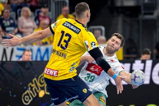 v.li.: Sebastian Heymann (RNL, 13), Malte Donker (GWD, 39), Zweikampf, Spielszene, Duell, duel, tackle, tackling, Dynamik, Action, Aktion, 03.09.2025, Mannheim (Deutschland), Handball, Bundesliga, Rhein-Neckar Löwen - TSV GWD Minden