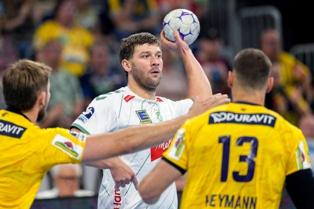 v.li.: Steven Plucnar Jacobsen (RNL, 9), Malte Donker (GWD, 39), Sebastian Heymann (RNL, 13), Zweikampf, Spielszene, Duell, duel, tackle, tackling, Dynamik, Action, Aktion, 03.09.2025, Mannheim (Deutschland), Handball, Bundesliga, Rhein-Neckar Löwen - TSV GWD Minden