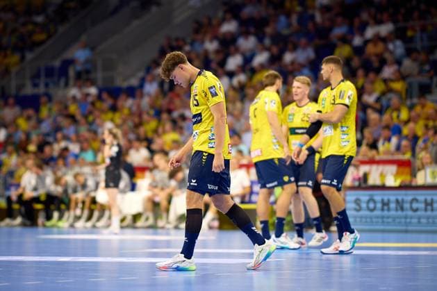 Mehrere Spieler der Rhein Neckar Löwen in Position auf dem Spielfeld in der SAP Arena. David More (15, Rhein Neckar Löwen) Handball I Herren I Saison 2025-2026 I Daikin HBL I 1. Spieltag I Rhein-Neckar Löwen – GWD Minden I 03.09.2025 Copyright: xMaxxMesterx